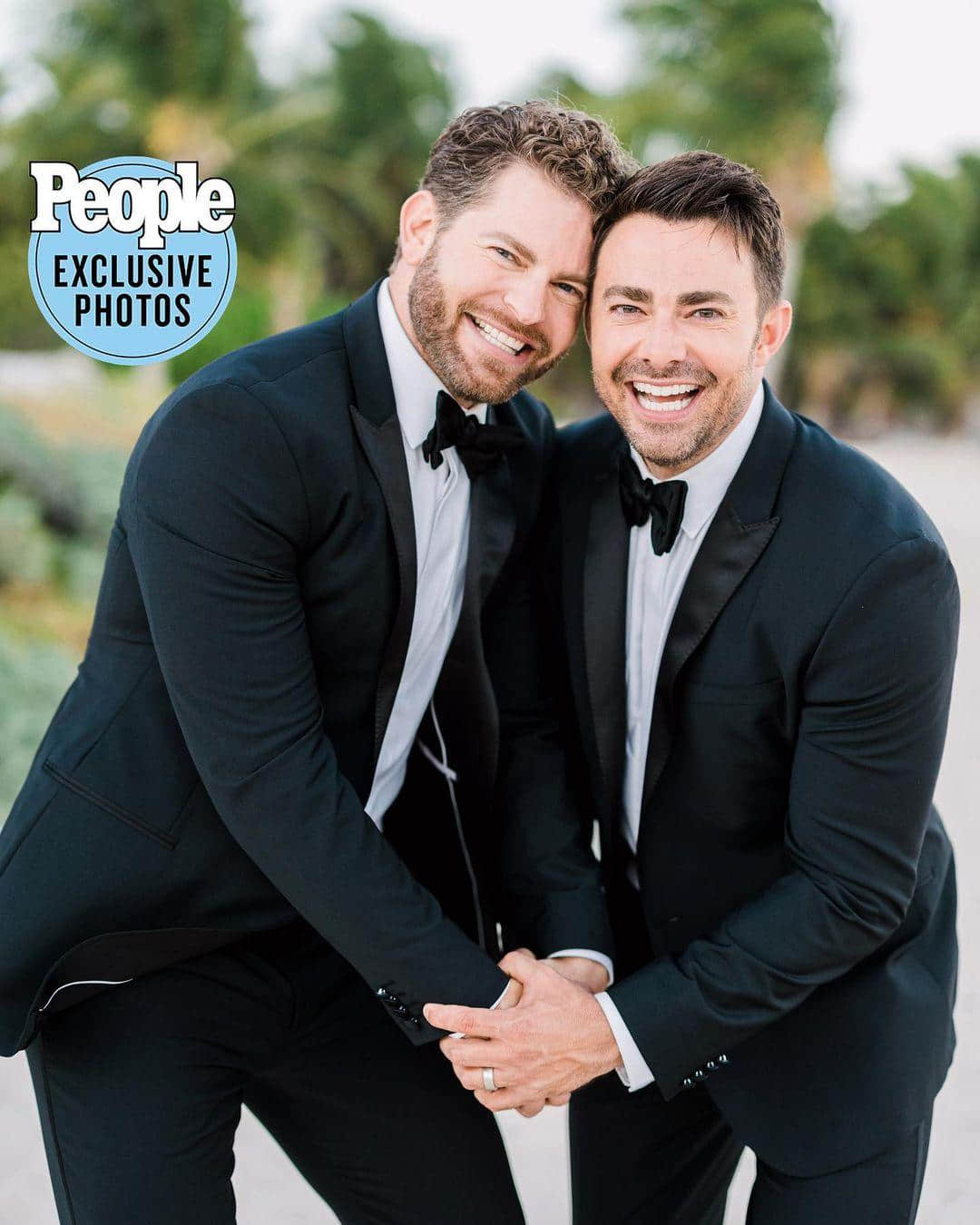 《辣妹過招》演員 Jonathan Bennett 與男友舉行夢幻沙灘婚禮！ 夫夫太感動全程又哭又笑-NICEGAY