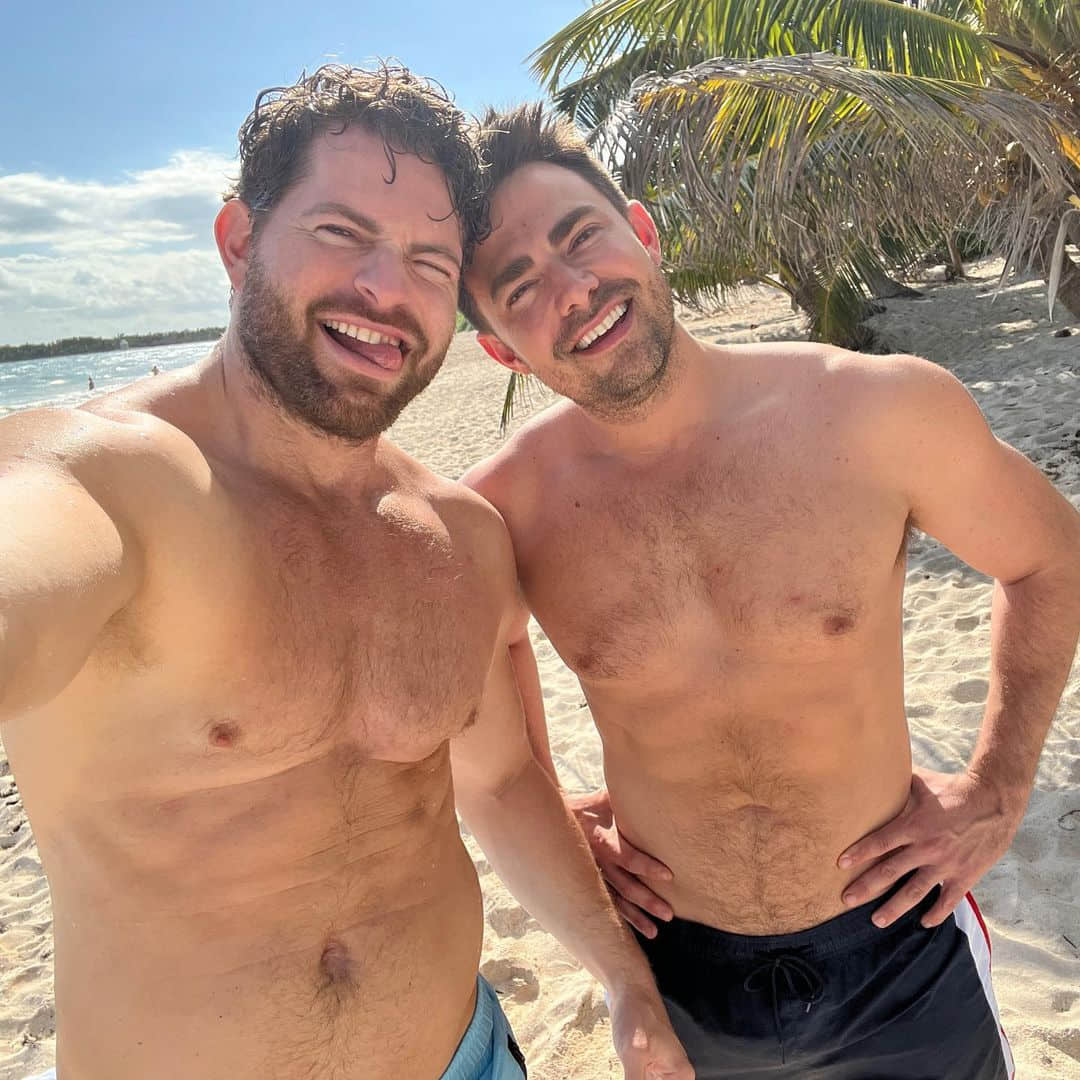 《辣妹過招》演員 Jonathan Bennett 與男友舉行夢幻沙灘婚禮！ 夫夫太感動全程又哭又笑-NICEGAY