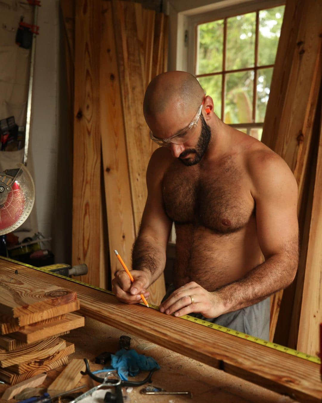 肌肉情侶教你無痛升級家中裝潢！ 花小錢也能打造夢幻小屋