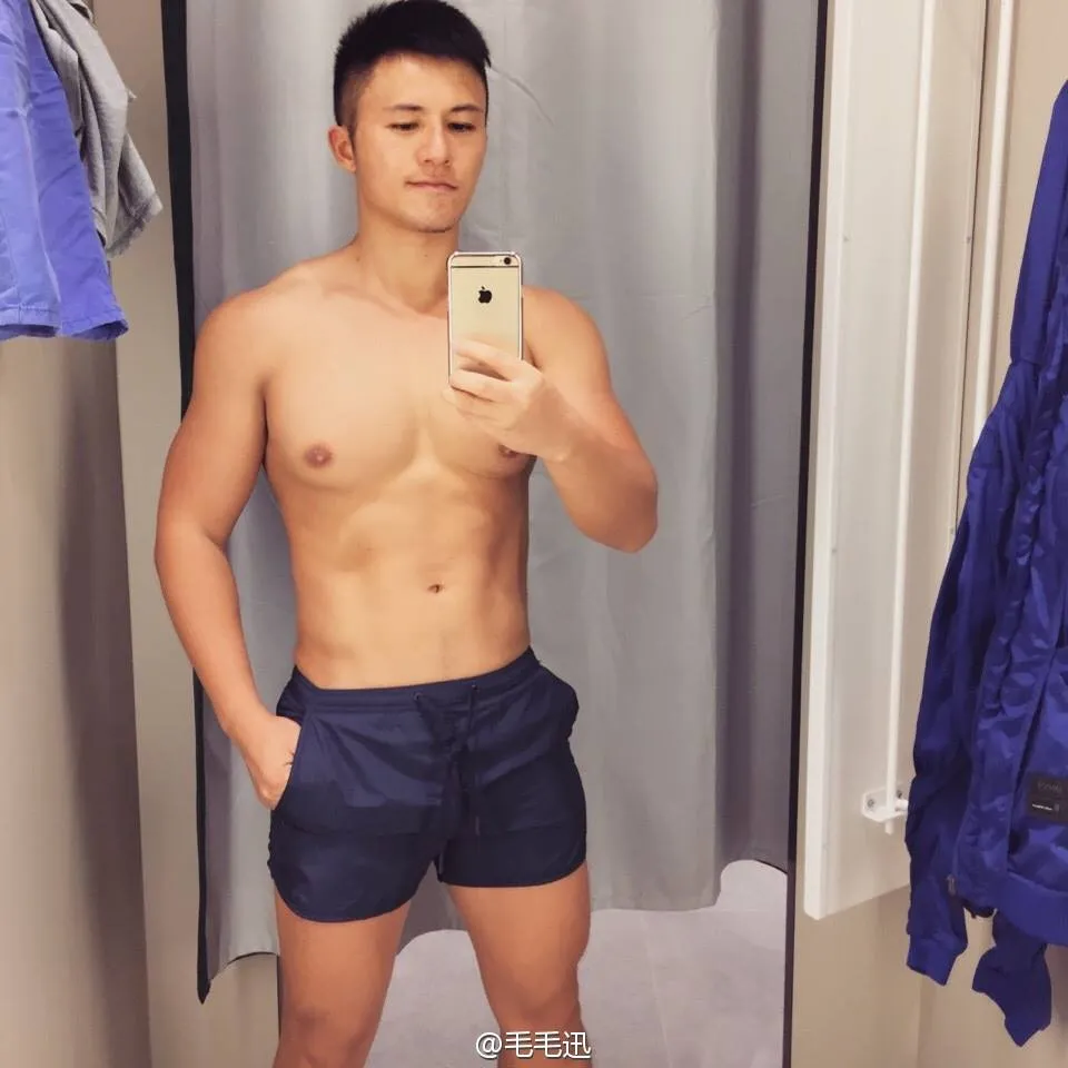 为什么TXL拍照都很爱抿嘴?-NICEGAY