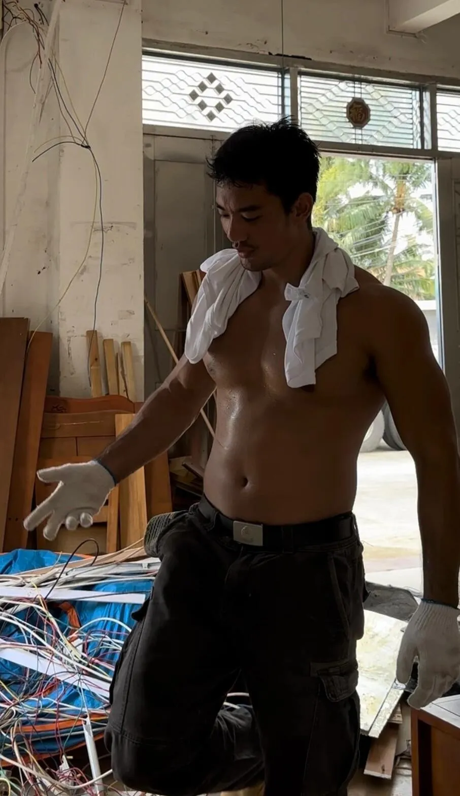 黑皮肌肉民工脱了衣服干活,性张力拉满了!!-NICEGAY