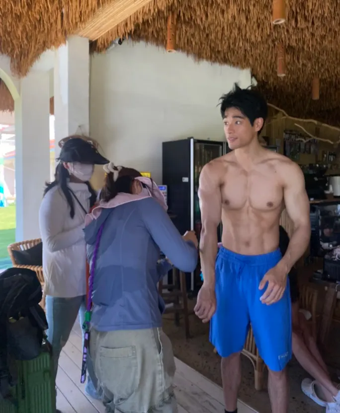24岁浙江男模最近很出圈,出道2个月拍写真大片,高鼻梁腱子肉帅哭网友!-NICEGAY
