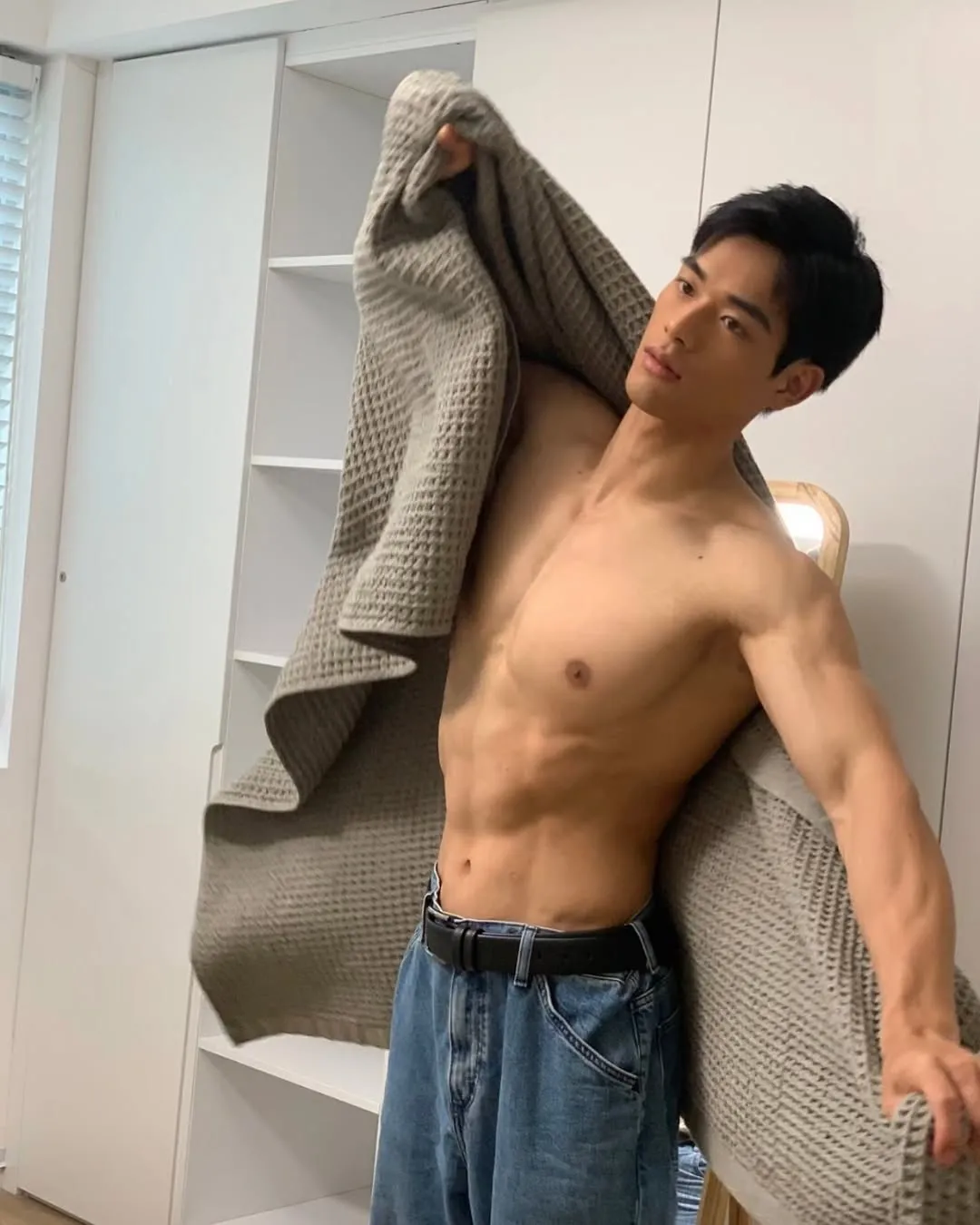 24岁浙江男模最近很出圈,出道2个月拍写真大片,高鼻梁腱子肉帅哭网友!-NICEGAY