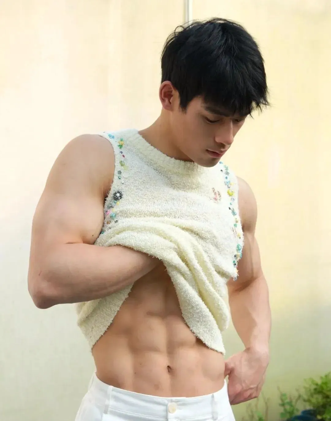 24岁浙江男模最近很出圈,出道2个月拍写真大片,高鼻梁腱子肉帅哭网友!-NICEGAY
