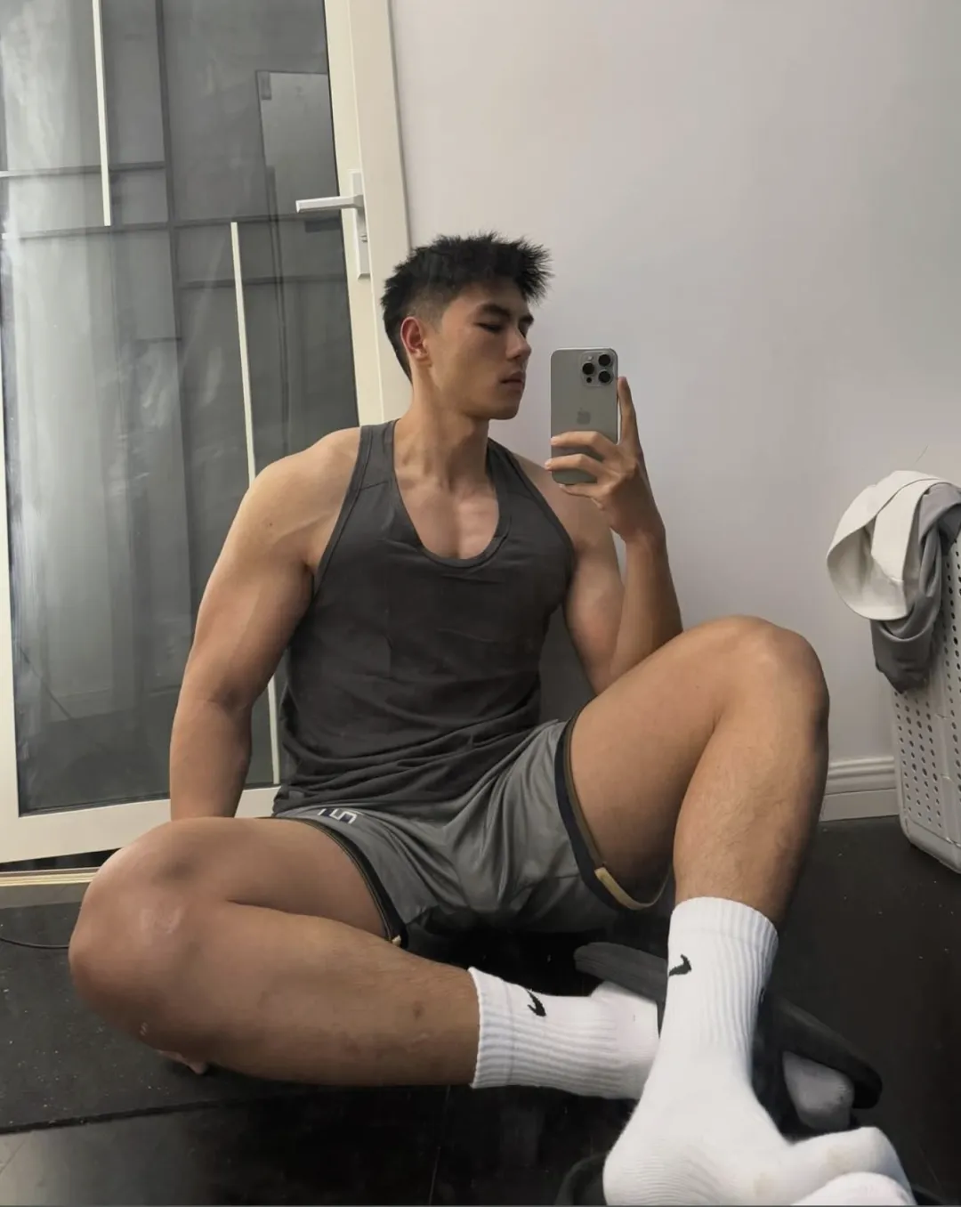 这个成都小哥最近很圈粉,穿紧身裤白袜去健身房也太敢拍了!-NICEGAY