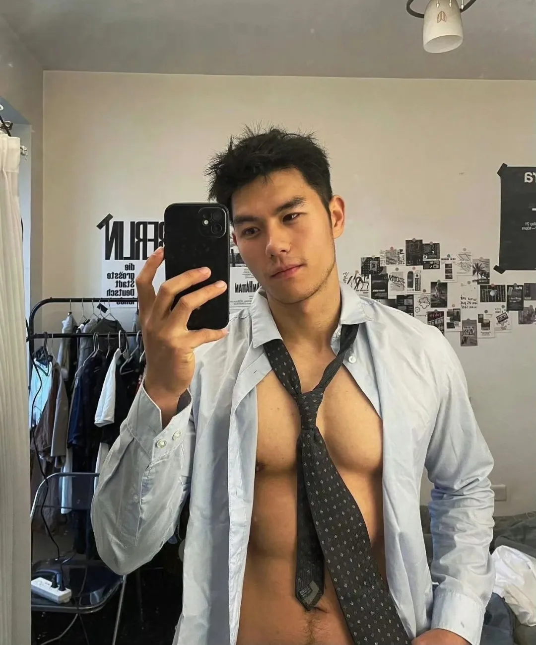 这个成都小哥最近很圈粉,穿紧身裤白袜去健身房也太敢拍了!-NICEGAY