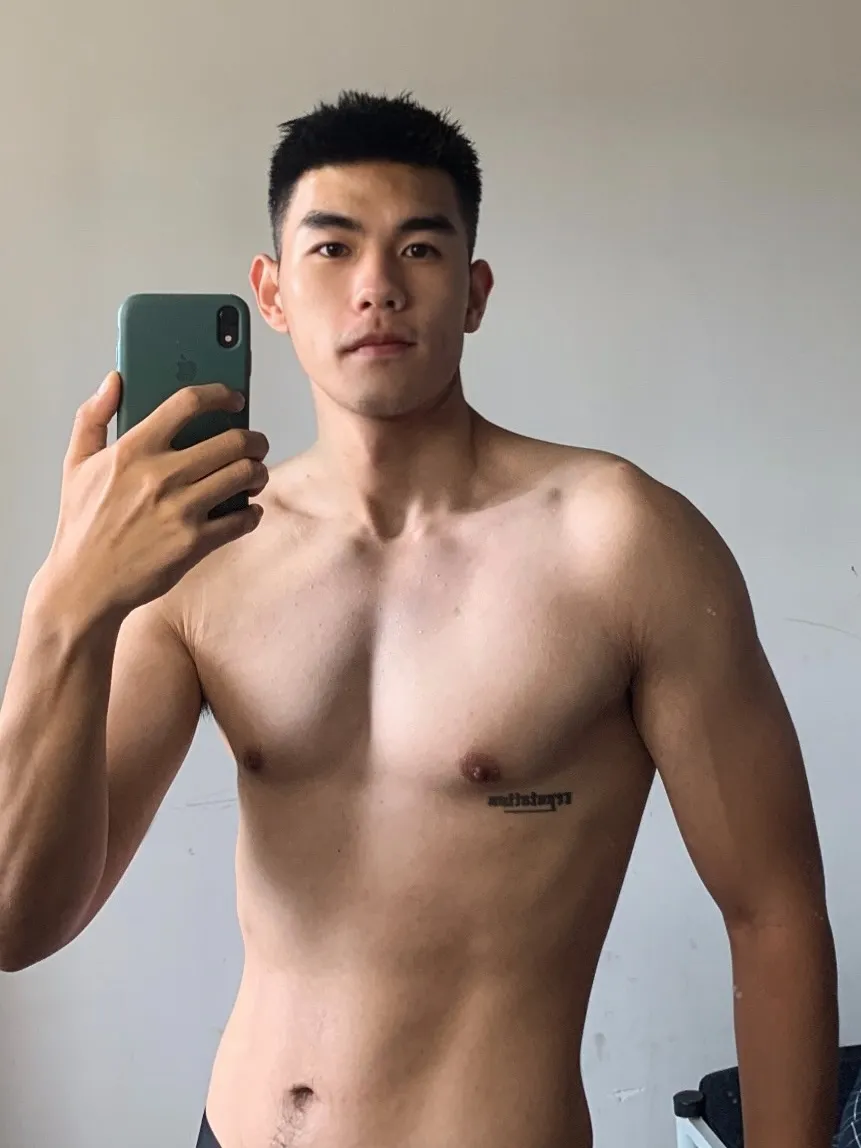 这个成都小哥最近很圈粉,穿紧身裤白袜去健身房也太敢拍了!-NICEGAY