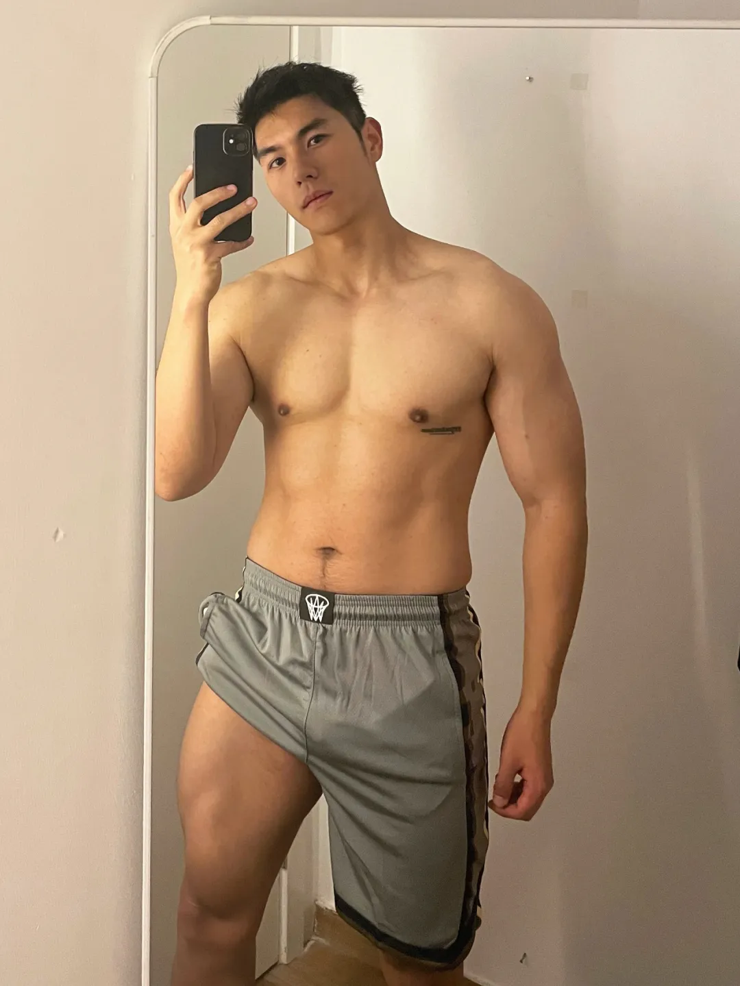 这个成都小哥最近很圈粉,穿紧身裤白袜去健身房也太敢拍了!-NICEGAY