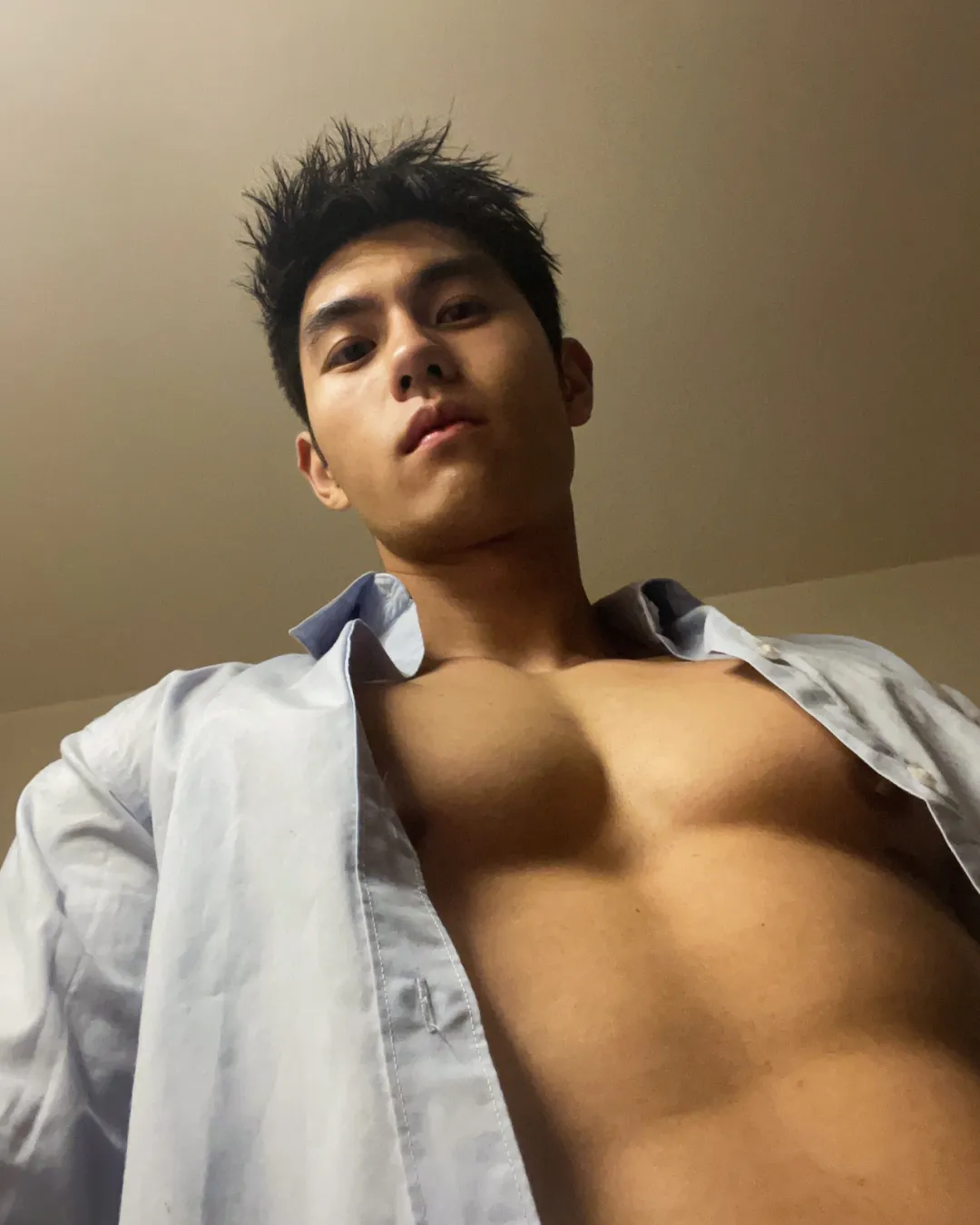 这个成都小哥最近很圈粉,穿紧身裤白袜去健身房也太敢拍了!-NICEGAY