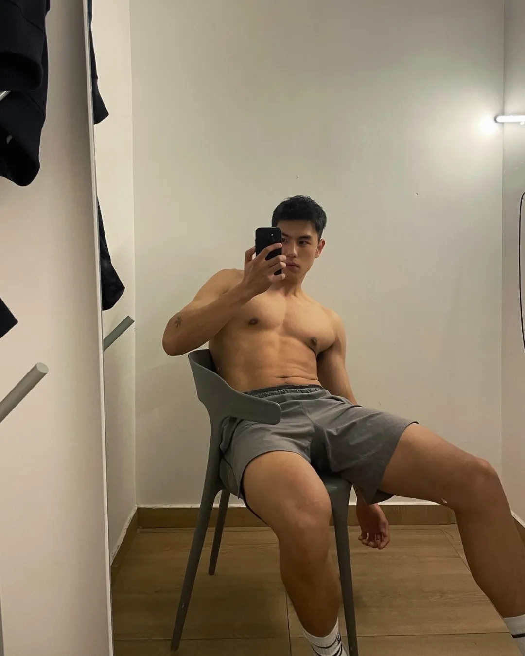这个成都小哥最近很圈粉,穿紧身裤白袜去健身房也太敢拍了!-NICEGAY