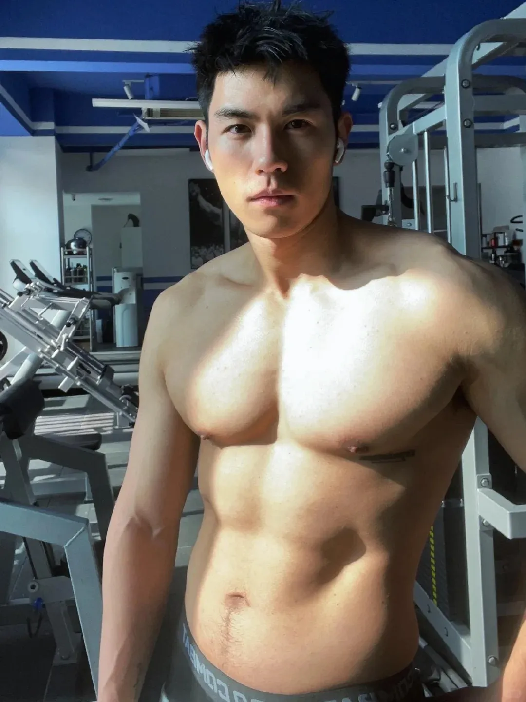 这个成都小哥最近很圈粉,穿紧身裤白袜去健身房也太敢拍了!-NICEGAY