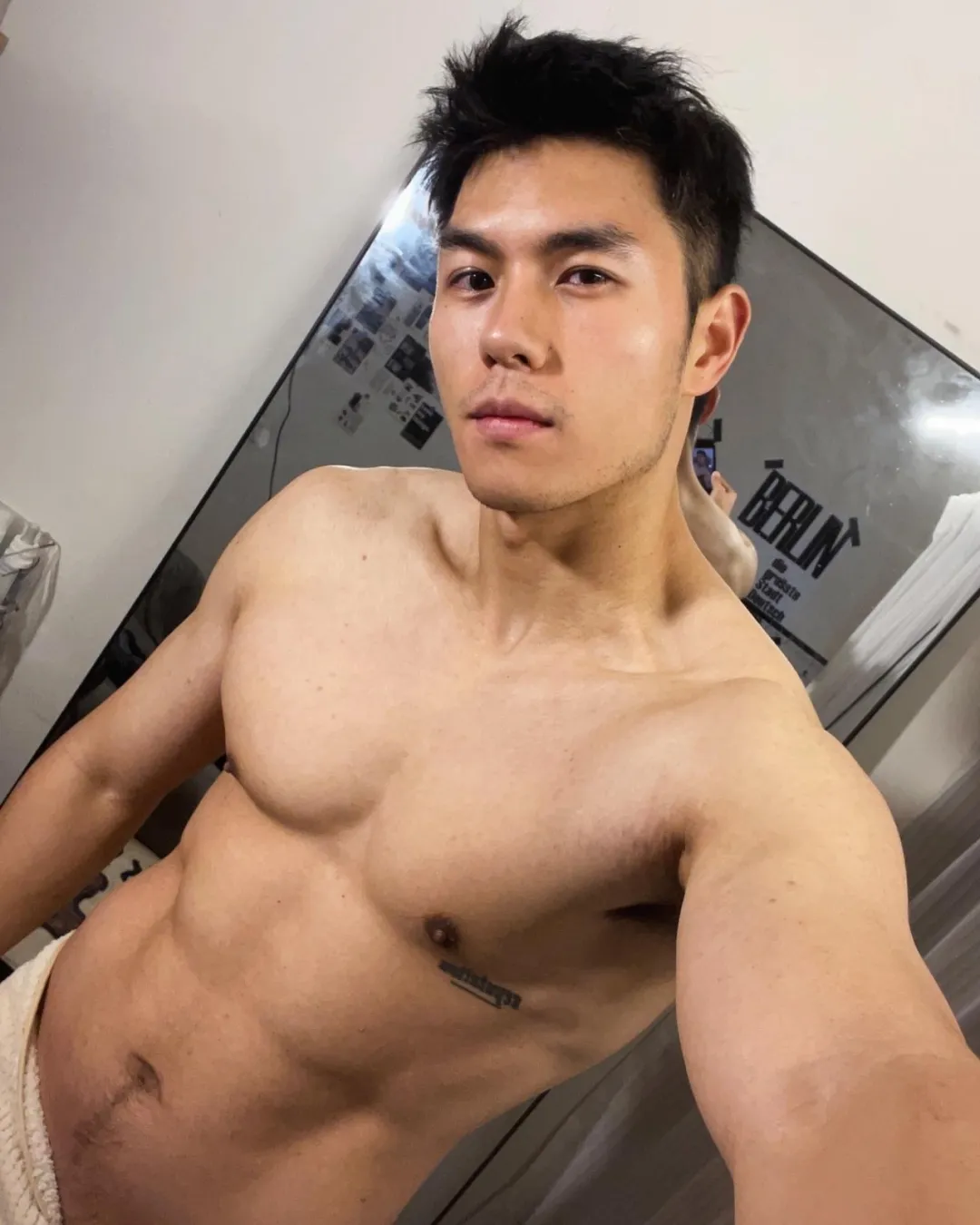 这个成都小哥最近很圈粉,穿紧身裤白袜去健身房也太敢拍了!-NICEGAY