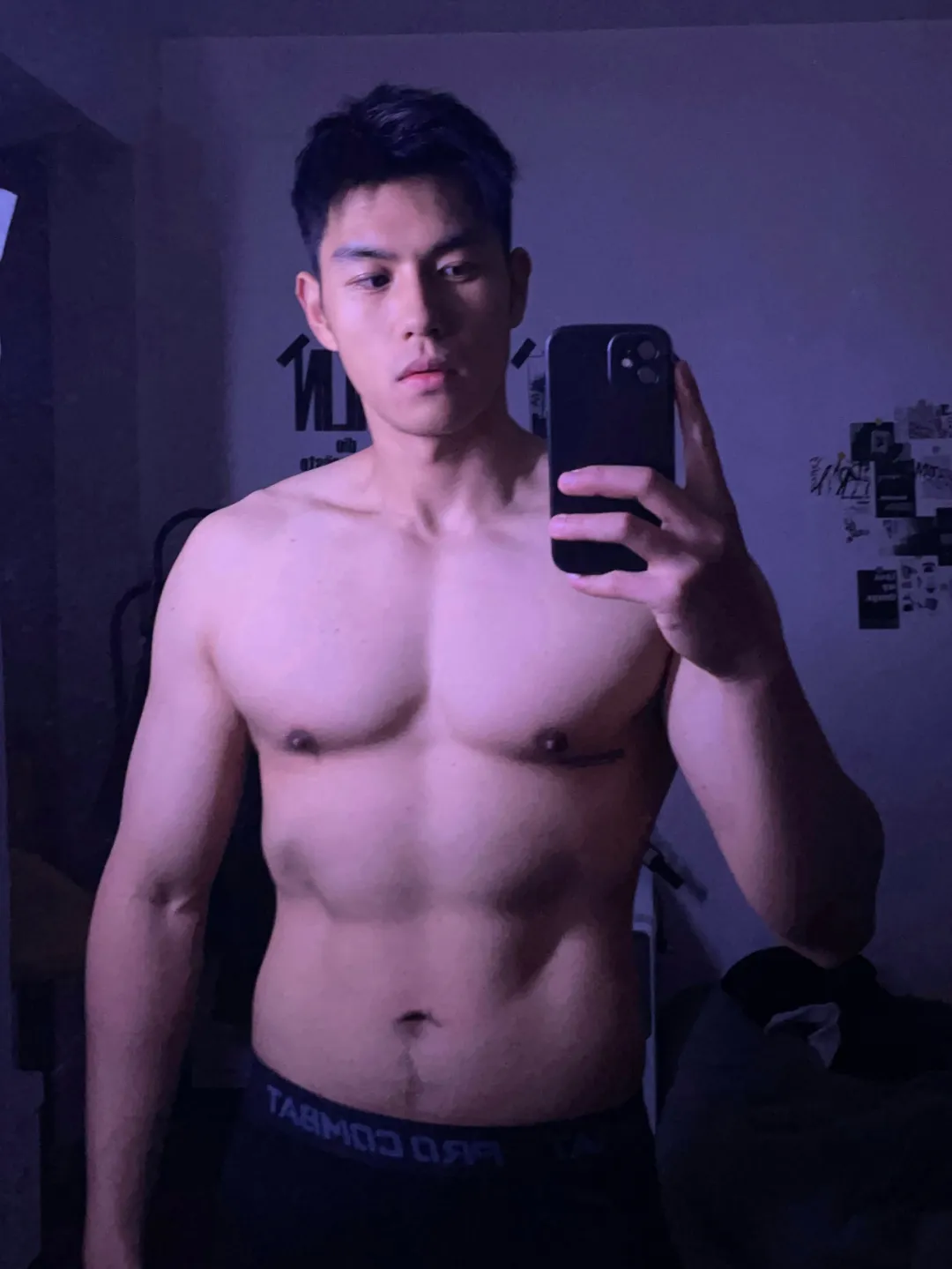 这个成都小哥最近很圈粉,穿紧身裤白袜去健身房也太敢拍了!-NICEGAY