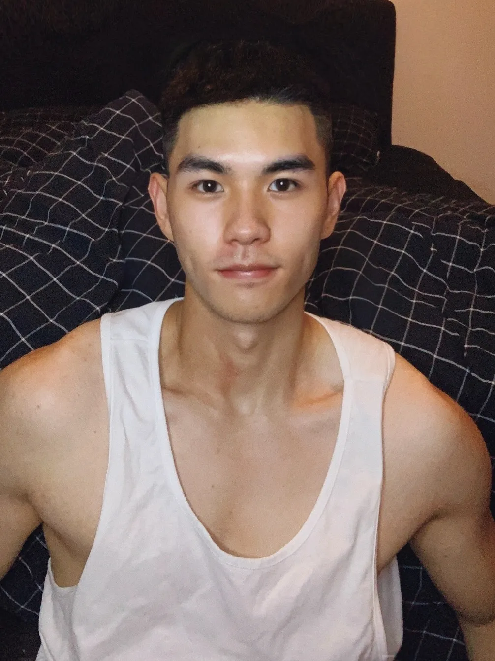 这个成都小哥最近很圈粉,穿紧身裤白袜去健身房也太敢拍了!-NICEGAY
