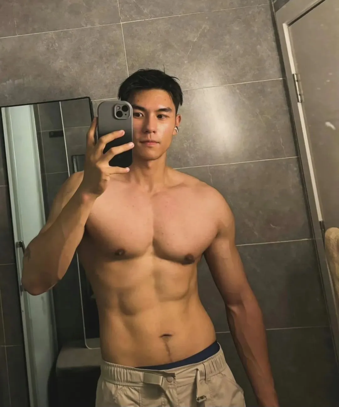 这个成都小哥最近很圈粉,穿紧身裤白袜去健身房也太敢拍了!-NICEGAY