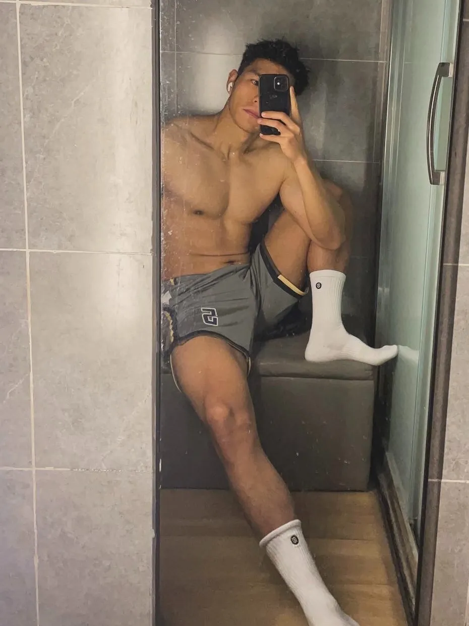 这个成都小哥最近很圈粉,穿紧身裤白袜去健身房也太敢拍了!-NICEGAY