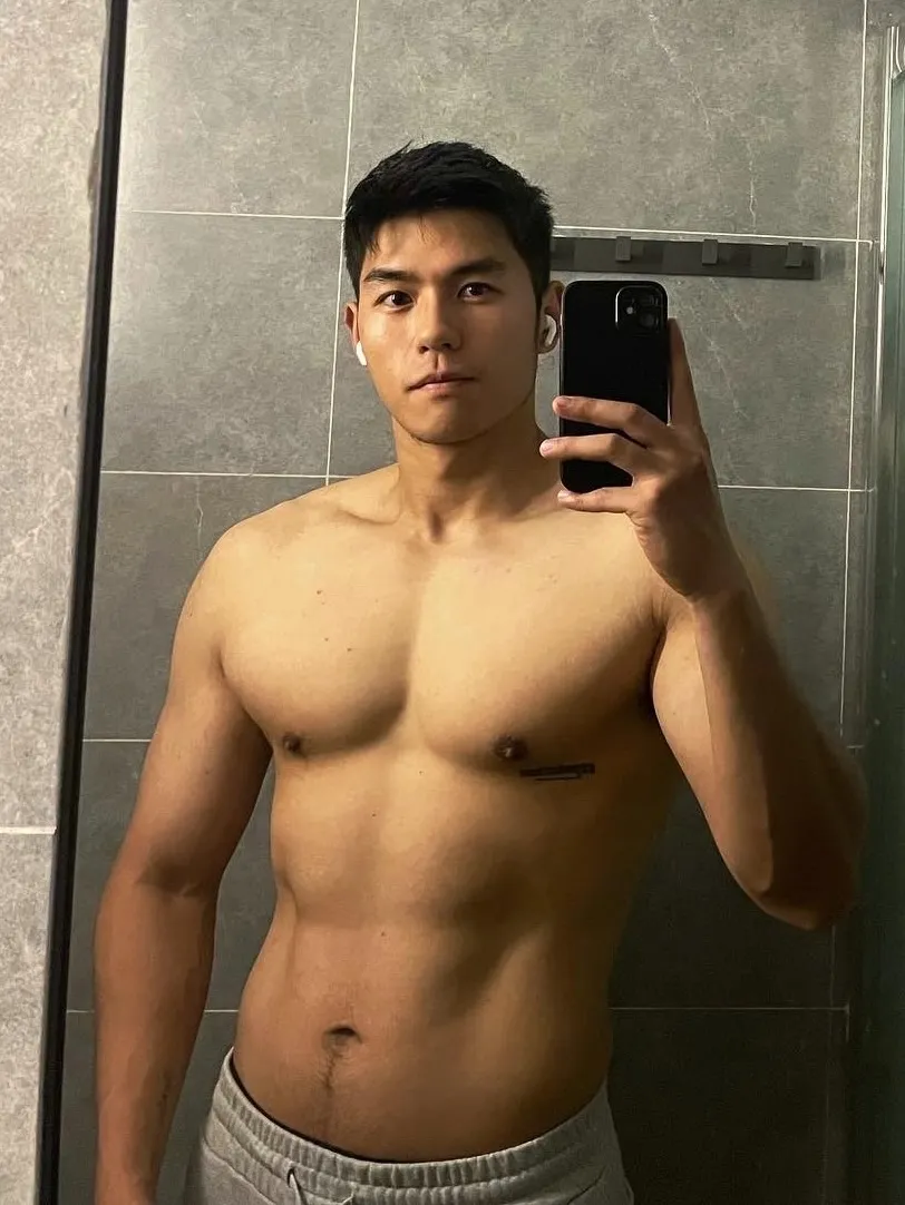 这个成都小哥最近很圈粉,穿紧身裤白袜去健身房也太敢拍了!-NICEGAY