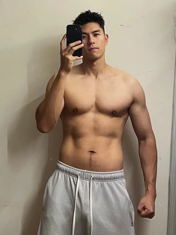这个成都小哥最近很圈粉,穿紧身裤白袜去健身房也太敢拍了!-NICEGAY
