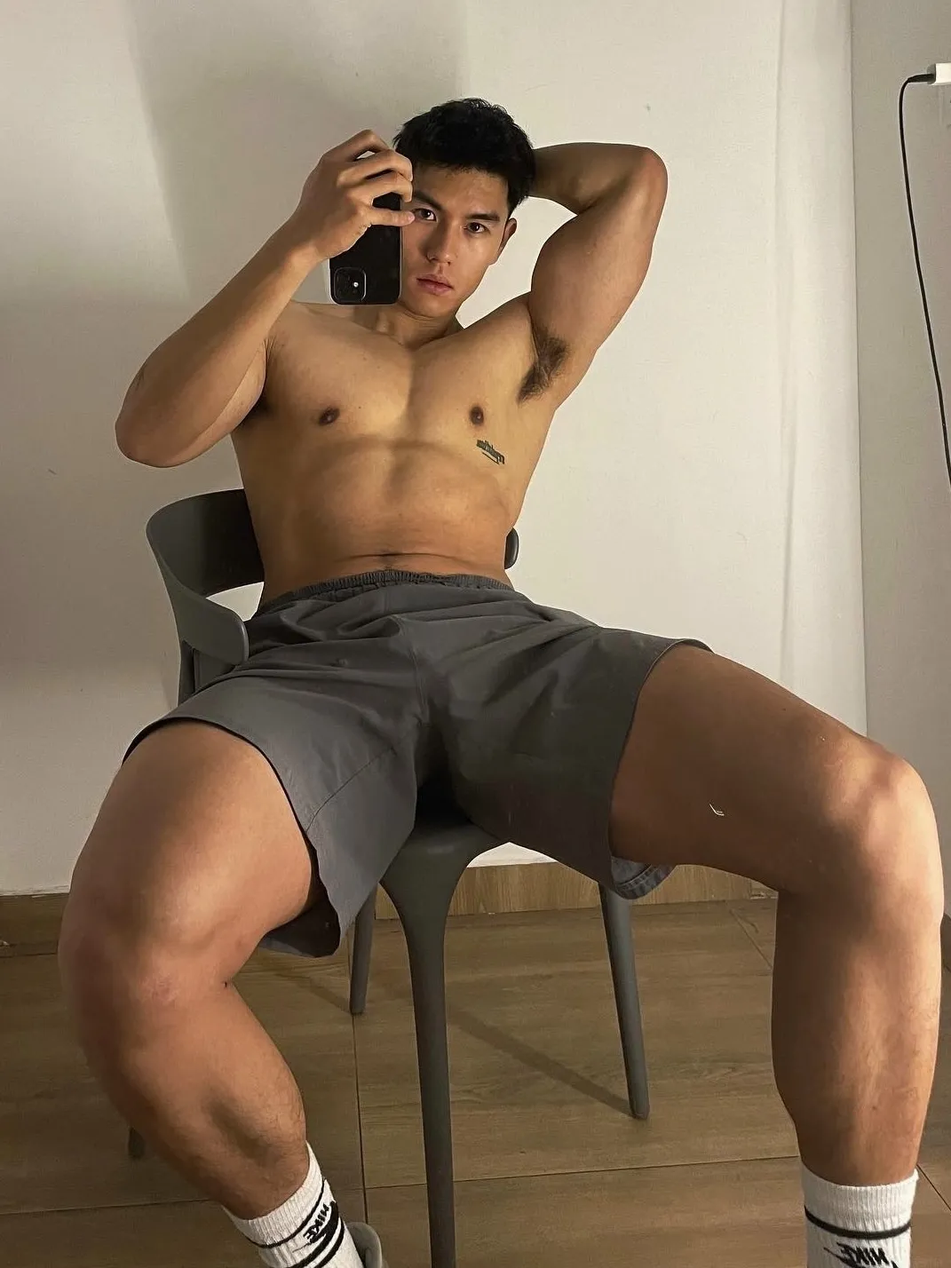 这个成都小哥最近很圈粉,穿紧身裤白袜去健身房也太敢拍了!-NICEGAY