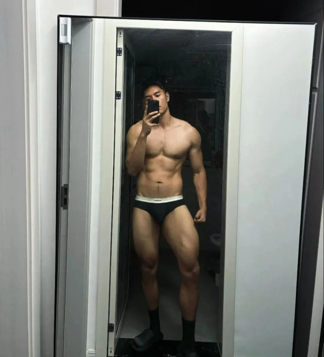 这个成都小哥最近很圈粉,穿紧身裤白袜去健身房也太敢拍了!-NICEGAY