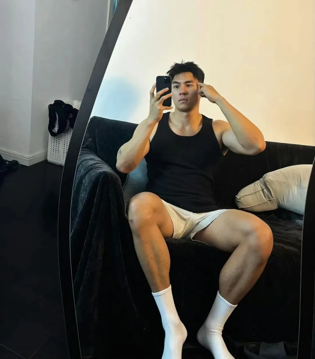 这个成都小哥最近很圈粉,穿紧身裤白袜去健身房也太敢拍了!-NICEGAY