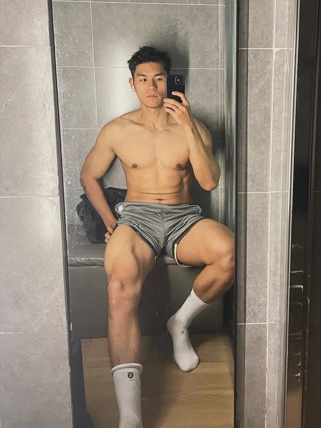 这个成都小哥最近很圈粉,穿紧身裤白袜去健身房也太敢拍了!-NICEGAY