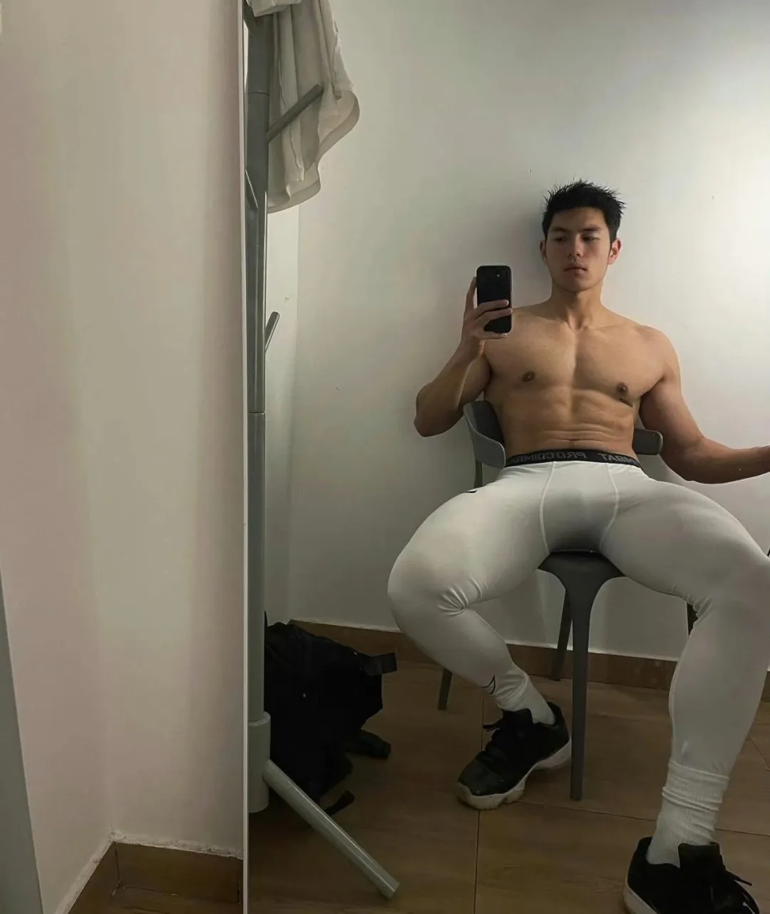 这个成都小哥最近很圈粉,穿紧身裤白袜去健身房也太敢拍了!-NICEGAY