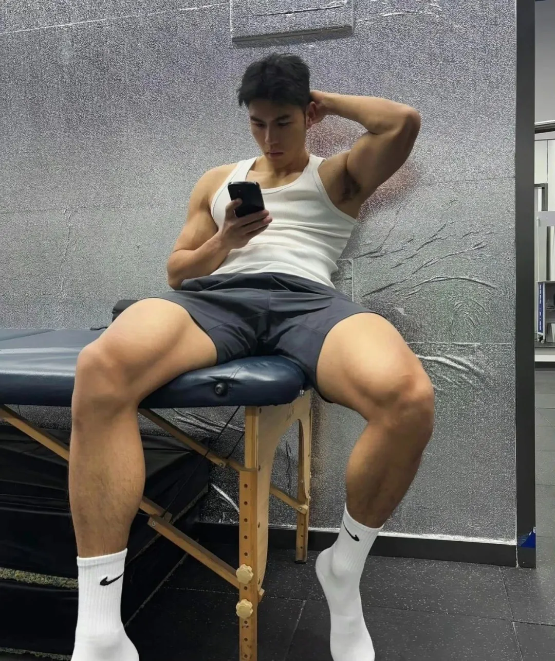 这个成都小哥最近很圈粉,穿紧身裤白袜去健身房也太敢拍了!-NICEGAY