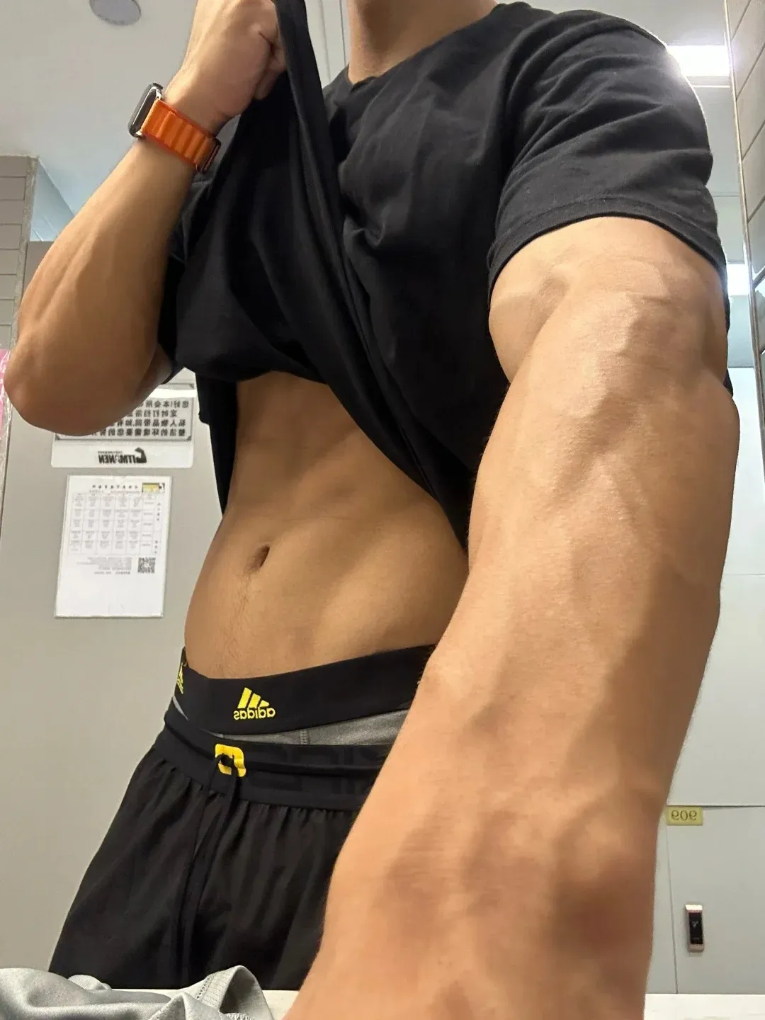 被这个乐刻肌肉教练帅晕,简直就是行走的荷尔蒙啊!-NICEGAY
