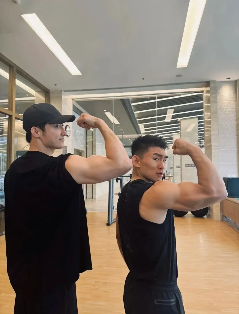 33岁黄景瑜最新身材照曝光,现在变成这样子了...-NICEGAY