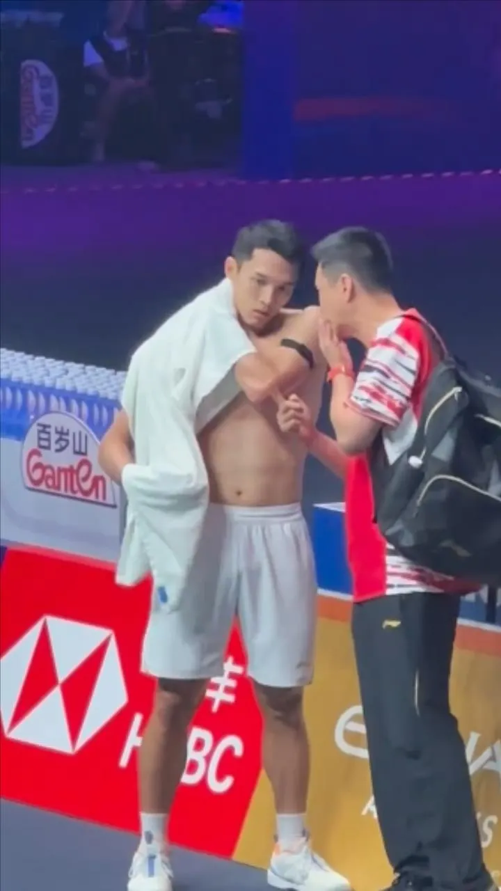 97年羽毛球肌肉男大的瓜都吃了吗?他现在变成这样了!!-NICEGAY