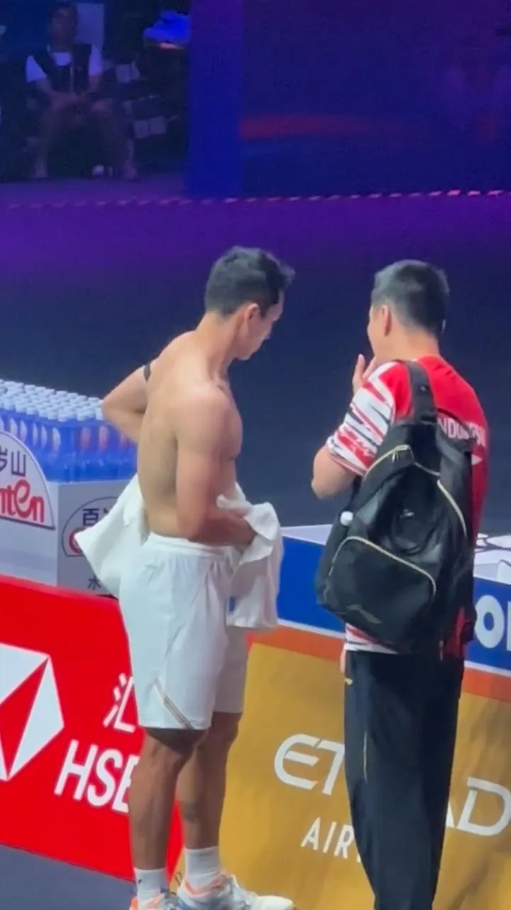 97年羽毛球肌肉男大的瓜都吃了吗?他现在变成这样了!!-NICEGAY