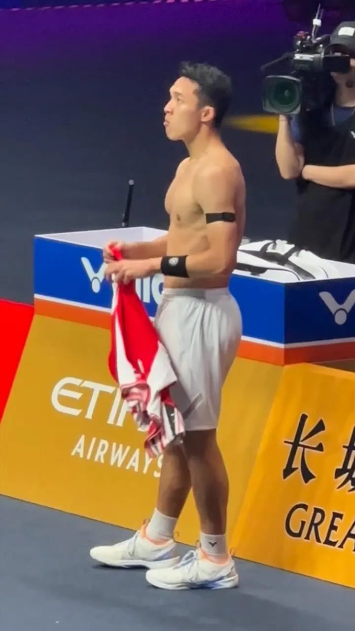 97年羽毛球肌肉男大的瓜都吃了吗?他现在变成这样了!!-NICEGAY