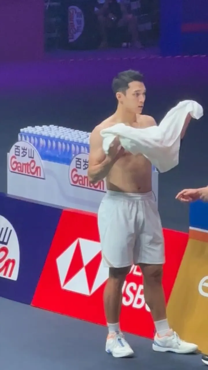 97年羽毛球肌肉男大的瓜都吃了吗?他现在变成这样了!!-NICEGAY