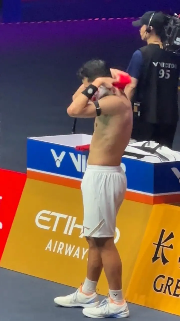 97年羽毛球肌肉男大的瓜都吃了吗?他现在变成这样了!!-NICEGAY