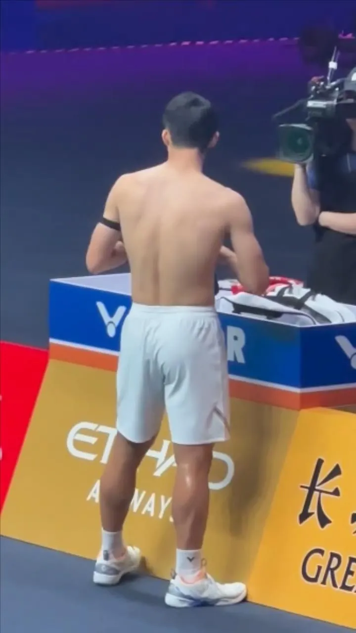 97年羽毛球肌肉男大的瓜都吃了吗?他现在变成这样了!!-NICEGAY