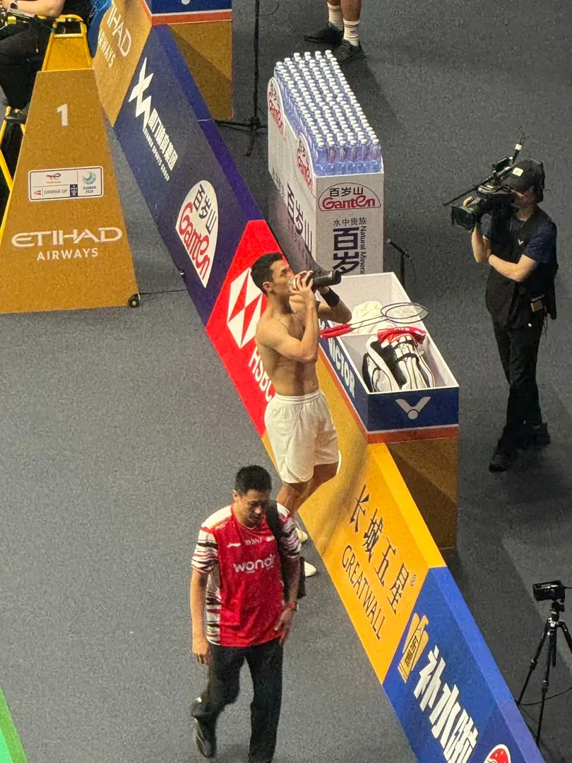 97年羽毛球肌肉男大的瓜都吃了吗?他现在变成这样了!!-NICEGAY