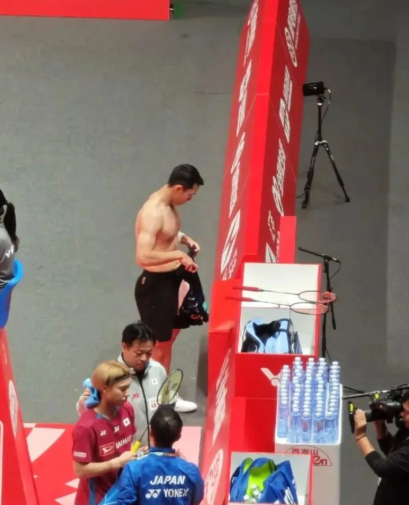 97年羽毛球肌肉男大的瓜都吃了吗?他现在变成这样了!!-NICEGAY