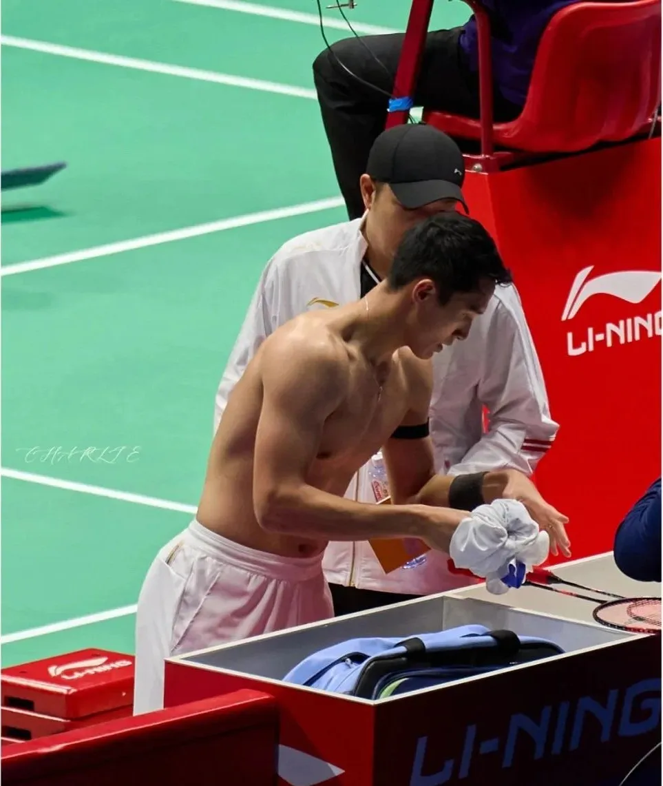 97年羽毛球肌肉男大的瓜都吃了吗?他现在变成这样了!!-NICEGAY