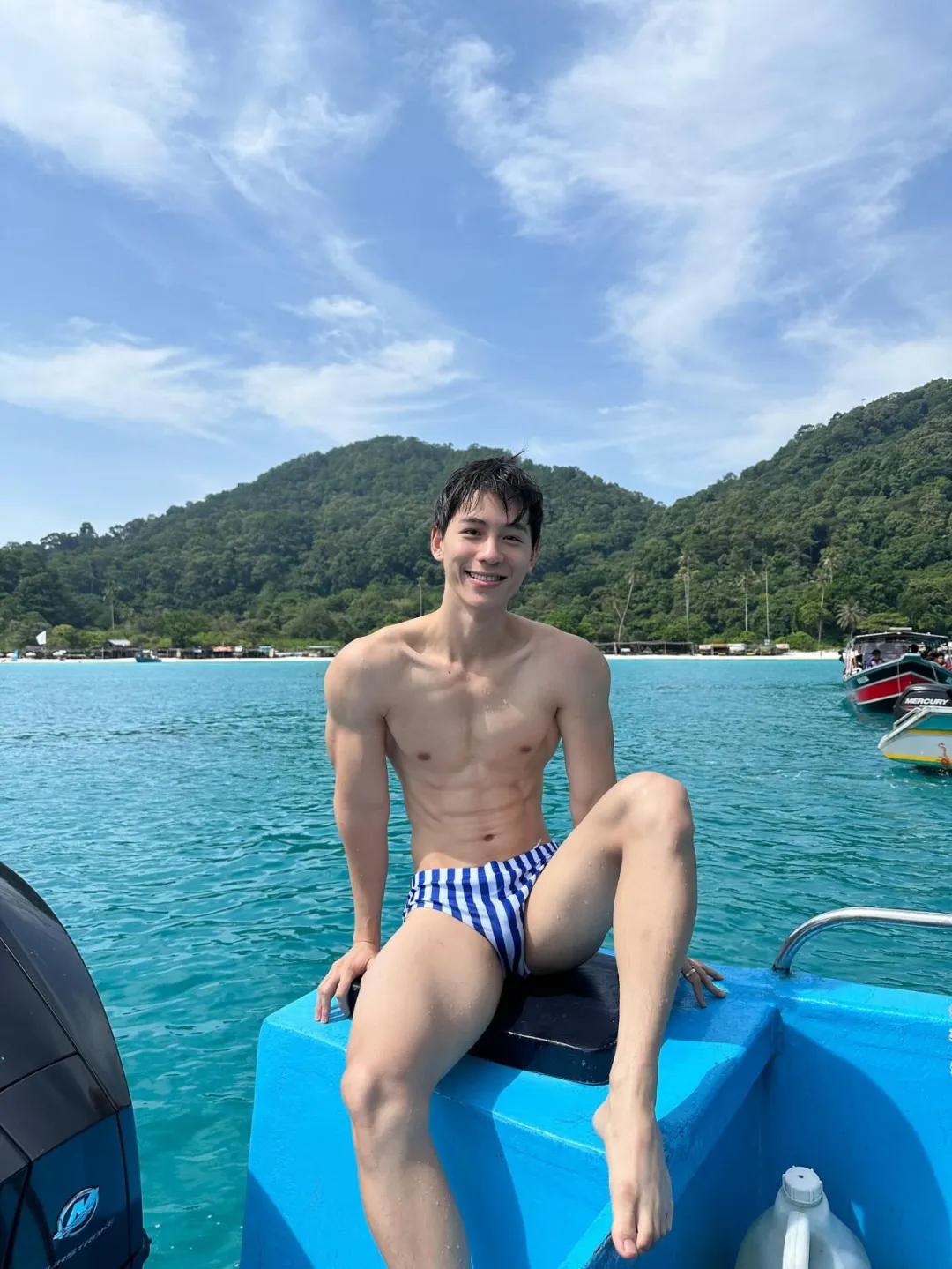 浙江肌肉男模最近很出圈，宽肩窄腰大长腿，拍内裤真的一绝！-NICEGAY