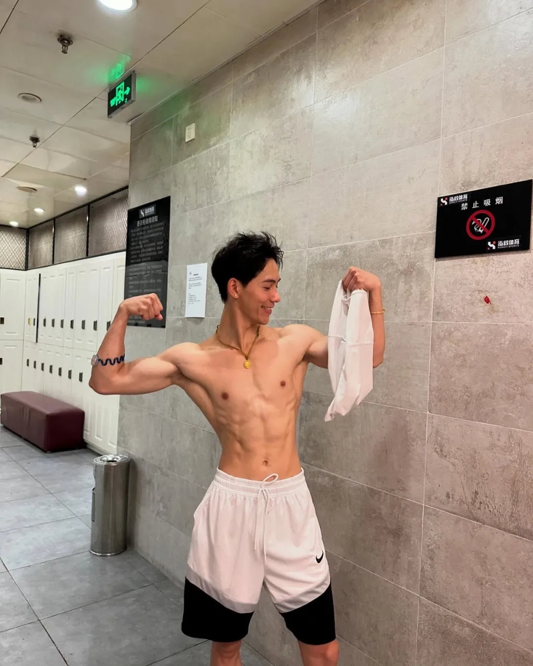 浙江肌肉男模最近很出圈，宽肩窄腰大长腿，拍内裤真的一绝！-NICEGAY