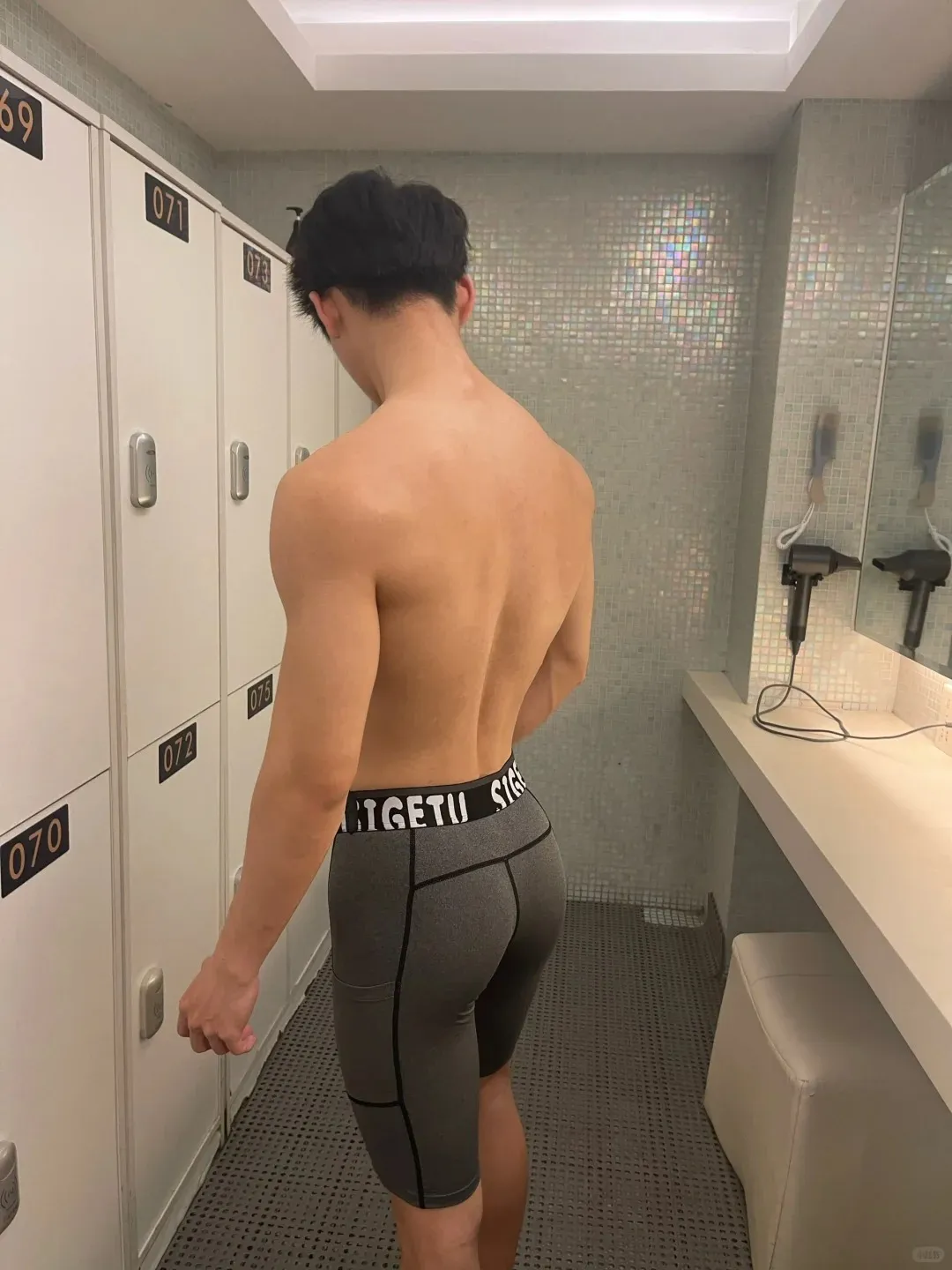 浙江肌肉男模最近很出圈，宽肩窄腰大长腿，拍内裤真的一绝！-NICEGAY